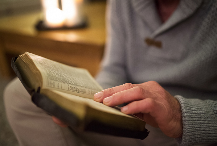 мужчина читает книгу фото