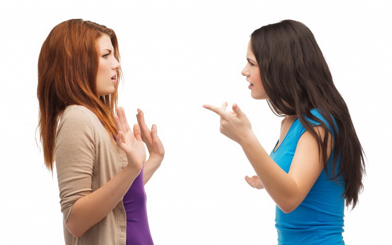 Спор с сестренкой. Девушки ссорятся. Две девушки ссорятся. Ссора двух подруг. Подруги ссорятся.