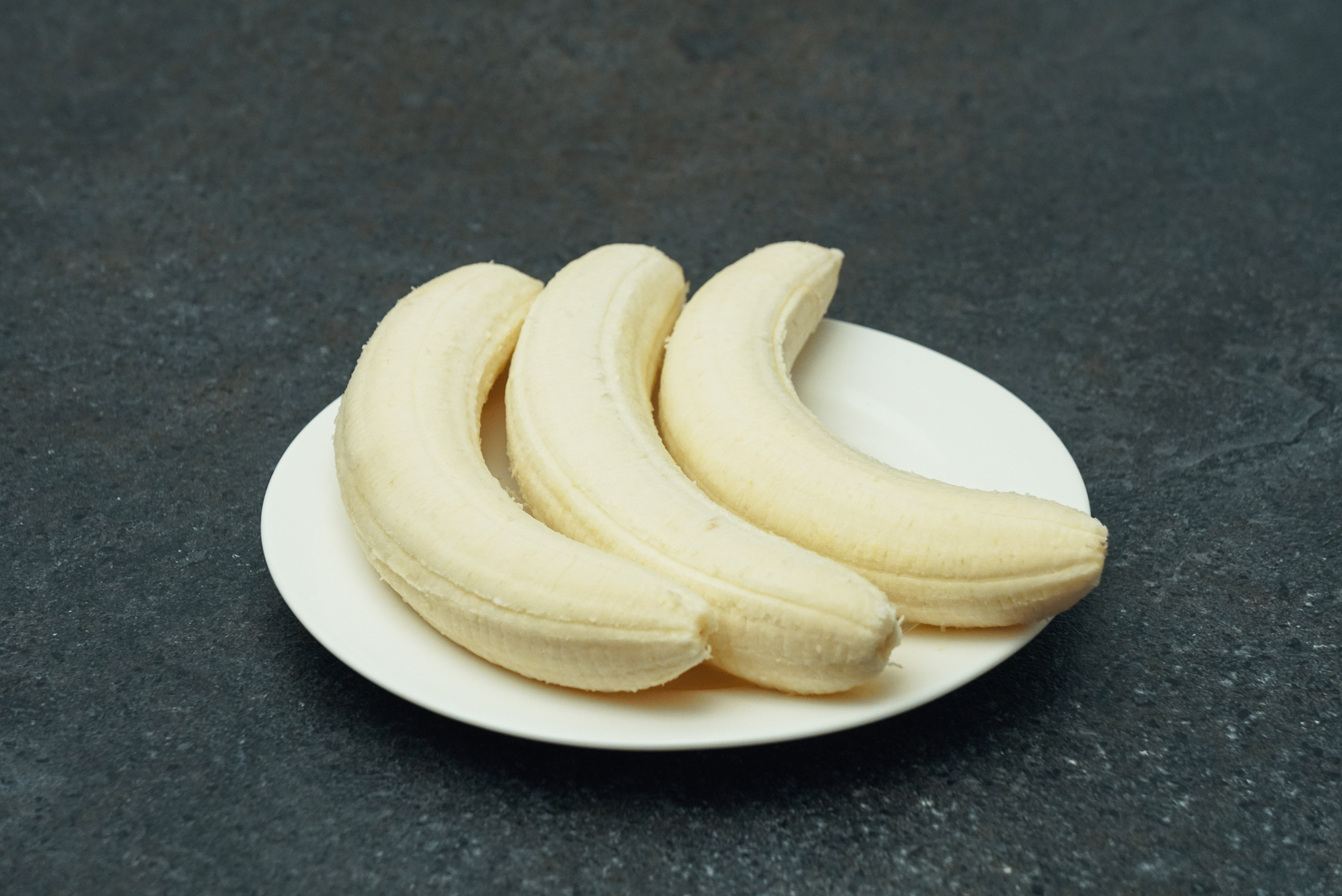 бананы, очищенные бананы на тарелке