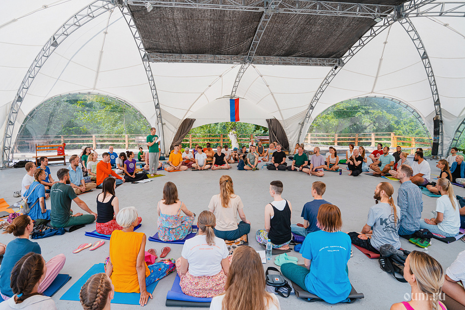 участники тура сидят в круге фото