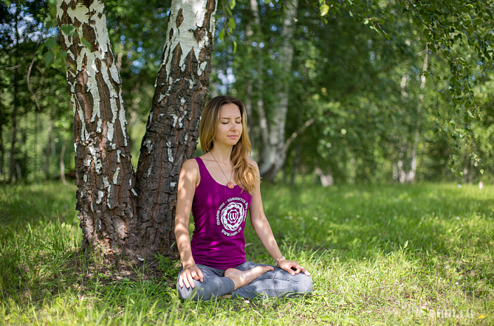 девушка медитирует в полулотосе