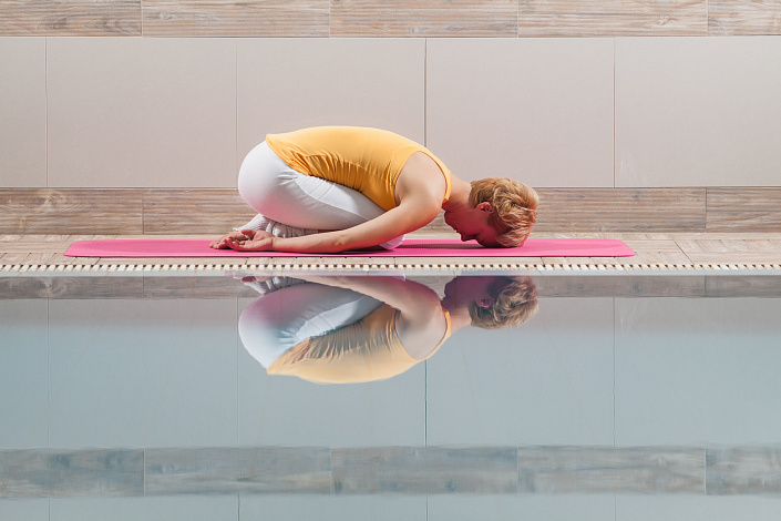 Баласана, йога, асана, девушка