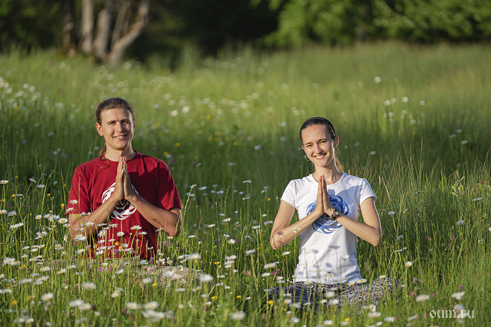 Парень с девушкой в поле фото