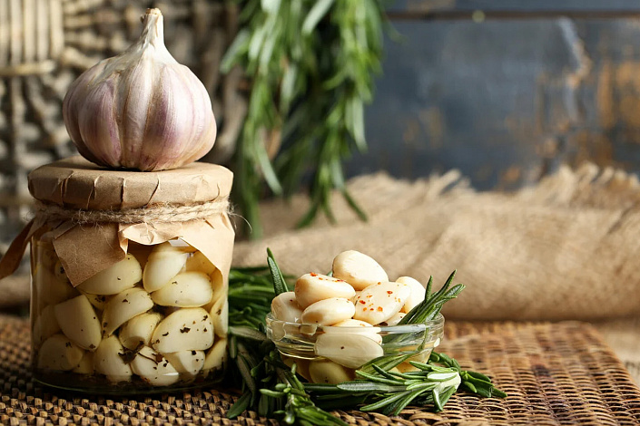 Чеснок фото, зубчики чеснока маринованные