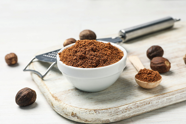 мускатный орех цельный и измельченный фото