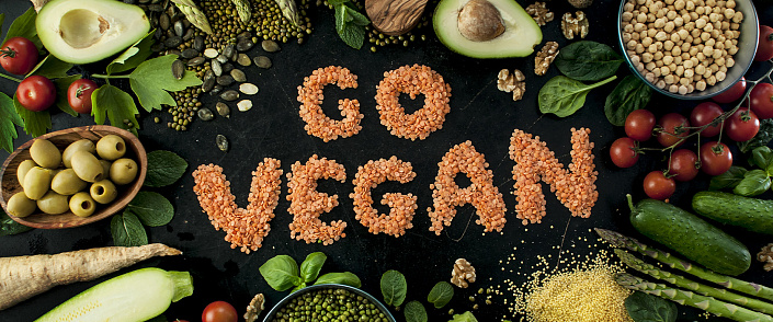 надпись go vegan, овощи и фрукты