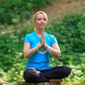 Намасте, полулотос, преподаватель йоги