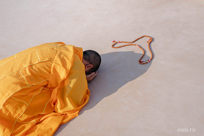 Монах молится фото