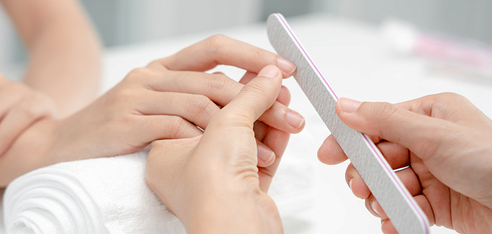 на маникюре