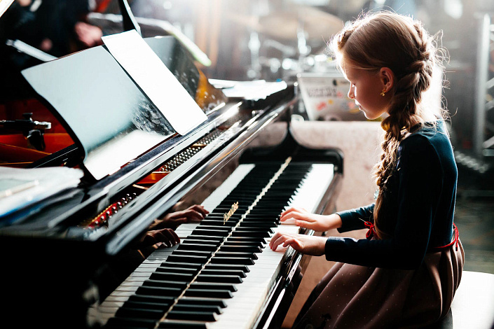 Девочка играет на фортепиано
