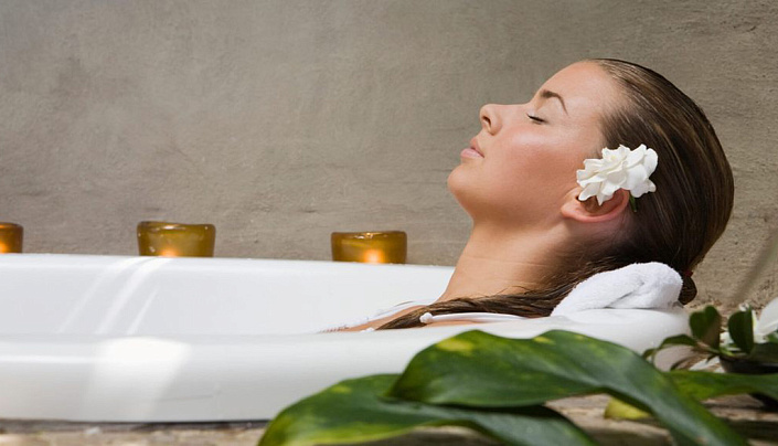 девушка принимает ванну