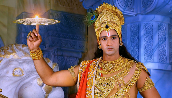 кришна держит сударшана чакру