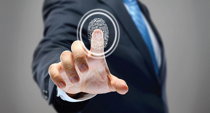 отпечаток пальца, мужчина нажимает на отпечаток