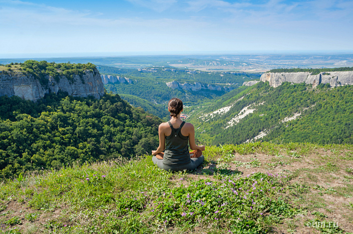 девушка медитирует в горах