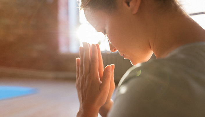 девушка с намасте