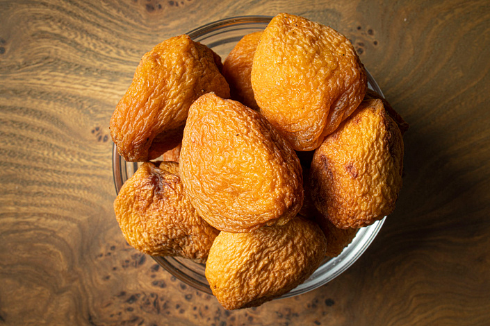 урюк в тарелке фото