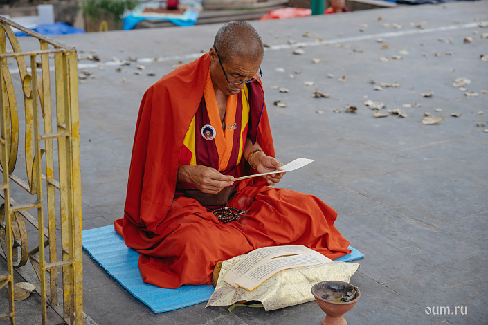 монах читает древние тексты фото
