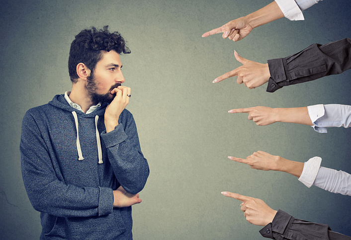 все указывают пальцем на парня