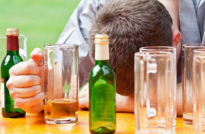 алкоголизм, питие алкоголя, мужчина пьян