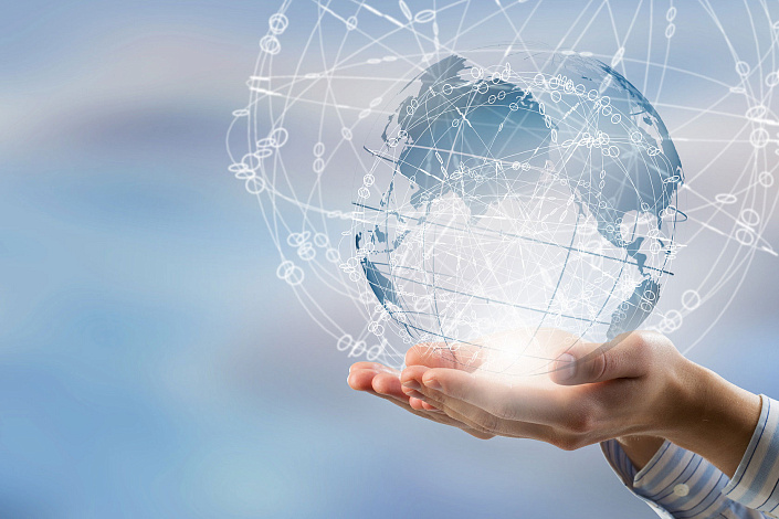 женские руки держат землю