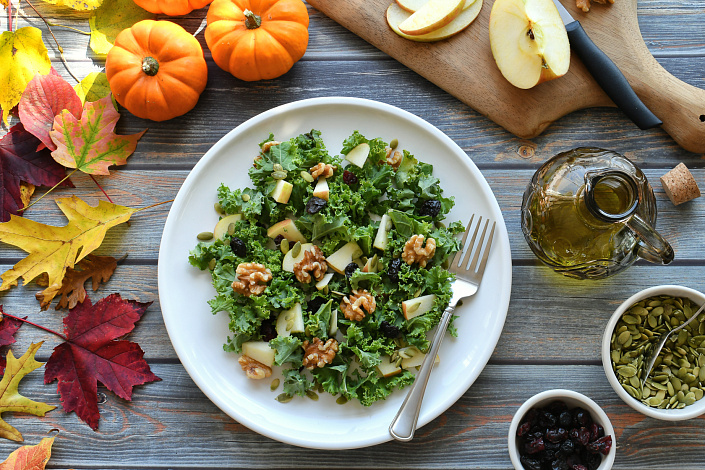 Салат с орехами и семенами фото
