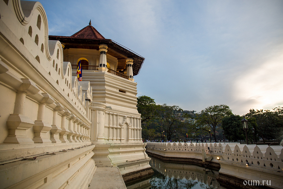 Храм Зуба Будды в Канди фото