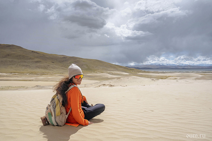 Девушка в шапке на песке фото