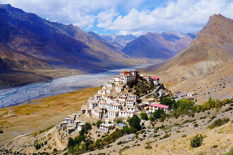 Монастырь, горы