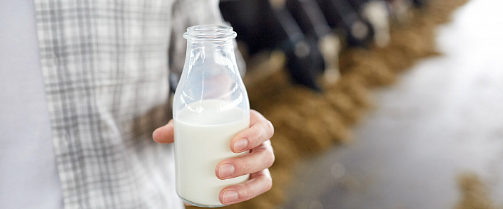 бутылка молока в руке
