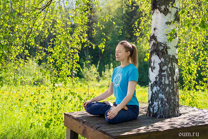 Девушка сидит в позе лотоса