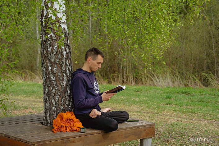 чтение под деревом фото