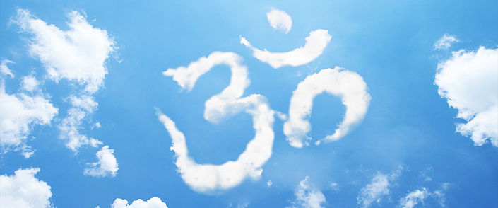 символ ом в облаках