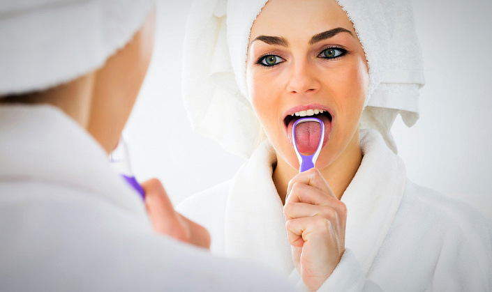 чистка языка скребком, девушка чистит язык