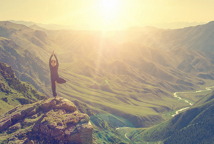 девушка в позе дерева, рассвет и девушка