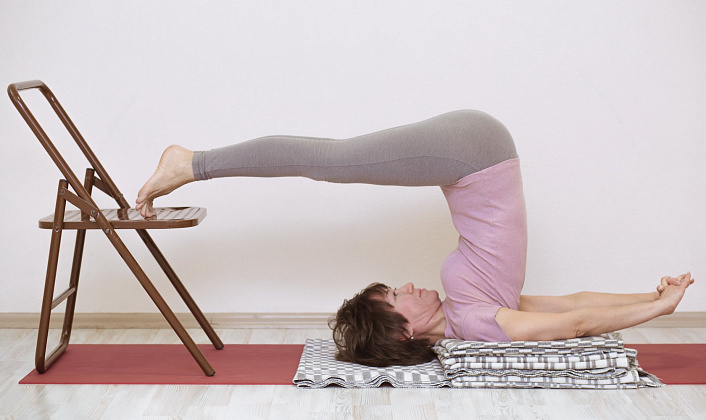 Женщина в асане по методу Айенгара