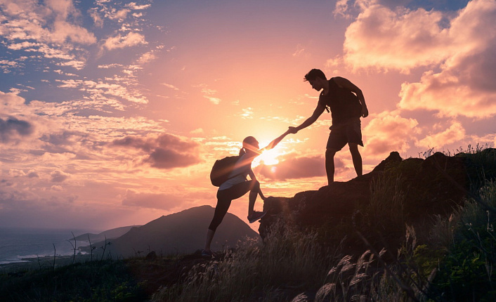 парень помогает девушке фото