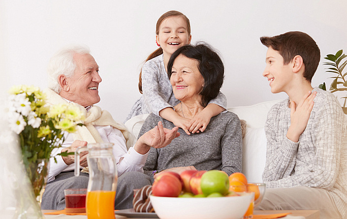 семья за столом