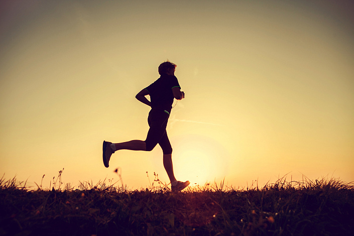 мужчина бежит фото