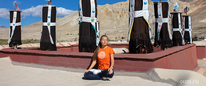 девушка медитирует в тибете