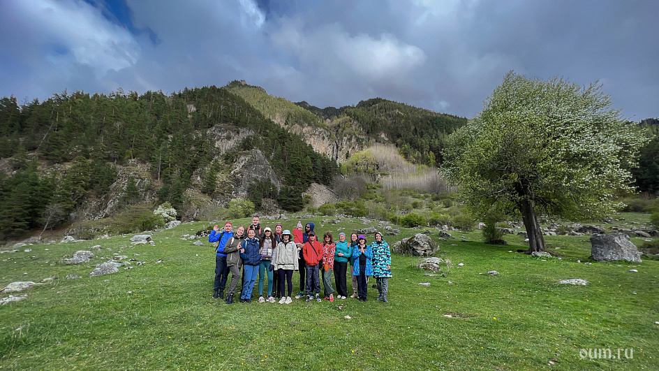 люди идут в горы