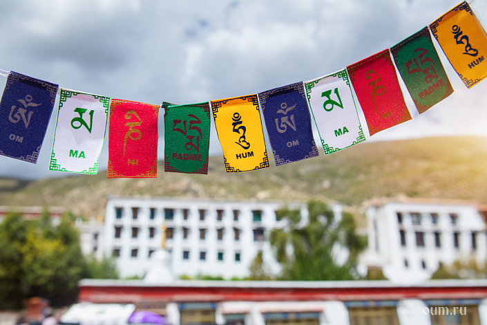 тибетские флажки с мантрой