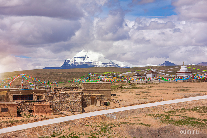 кайлаш на фоне ступ