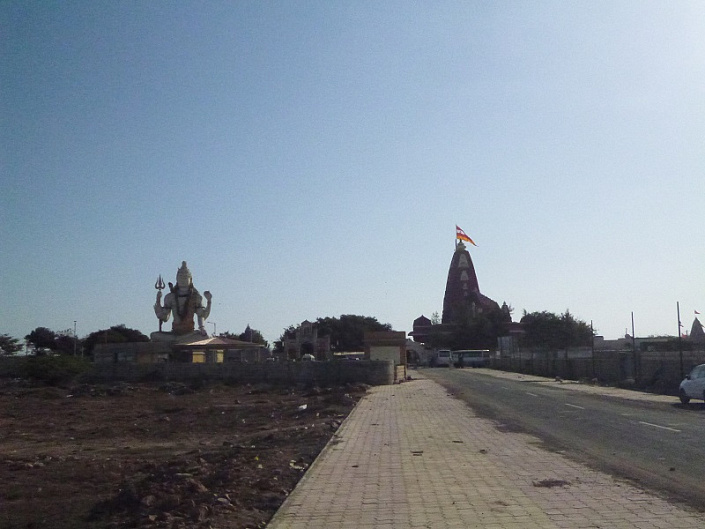 статуя шивы и храм фото