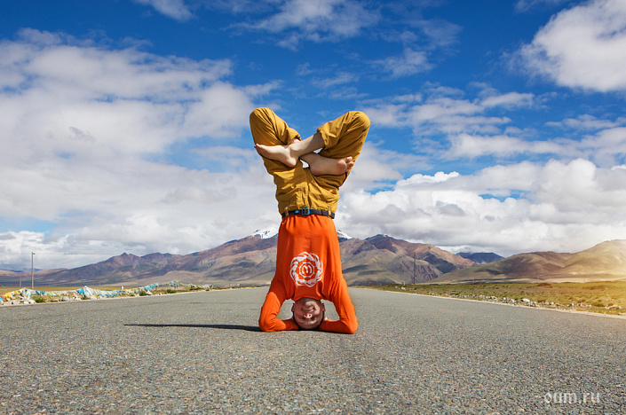 йогин стоит на голове в падмасане