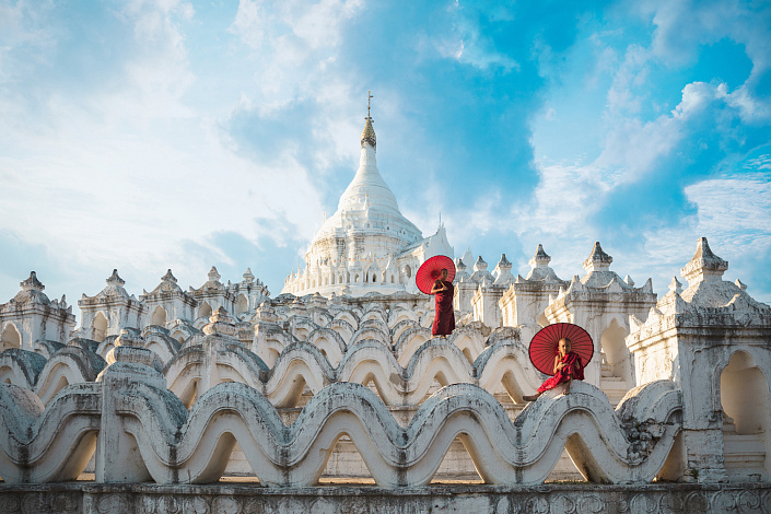 бирманские монахи у ступы будды фото