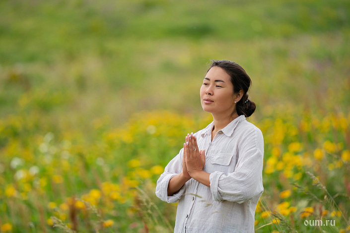 Девушка, природа, намасте