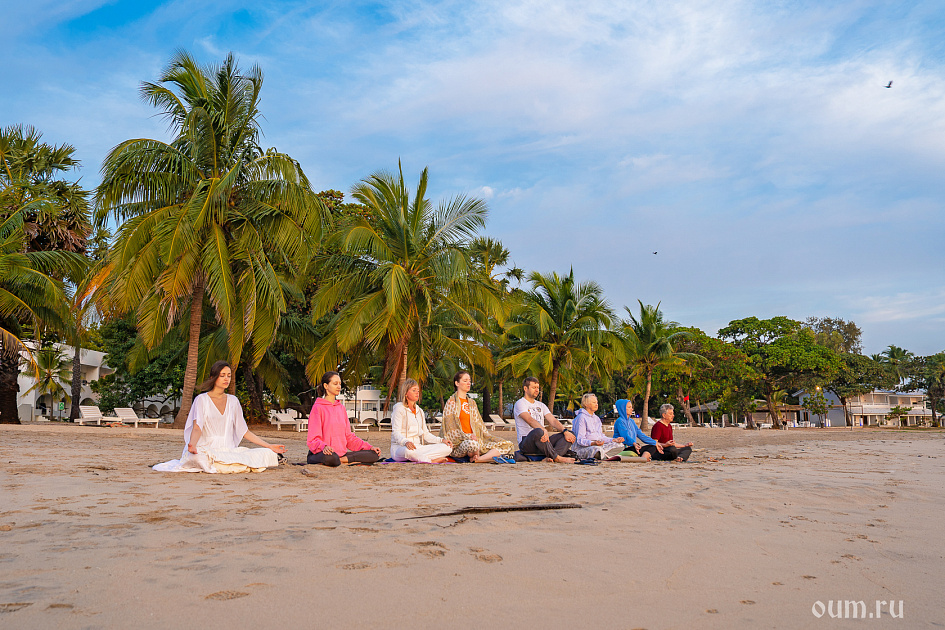 Медитация на берегу океана фото