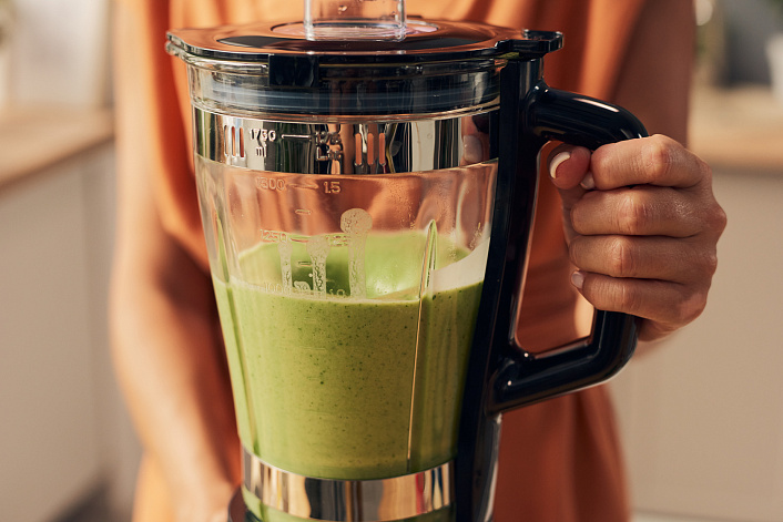зеленый смузи в блендере