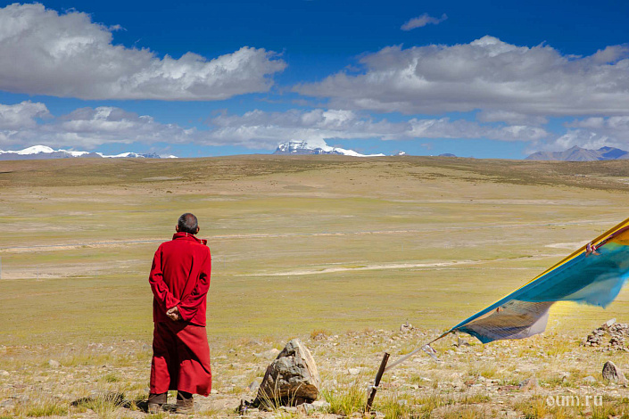 Монах смотрит на Кайлас