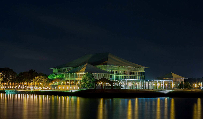 Здание Парламента Шри-Ланки в Шри-Джаяварденепура-Котте фото